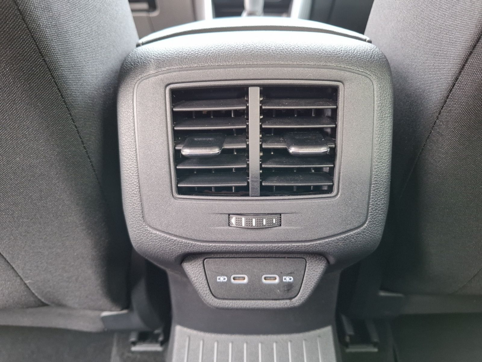 Fahrzeugabbildung Volkswagen T-Roc TSI Style LED AHK Navi AID ACC RFK SH 18"