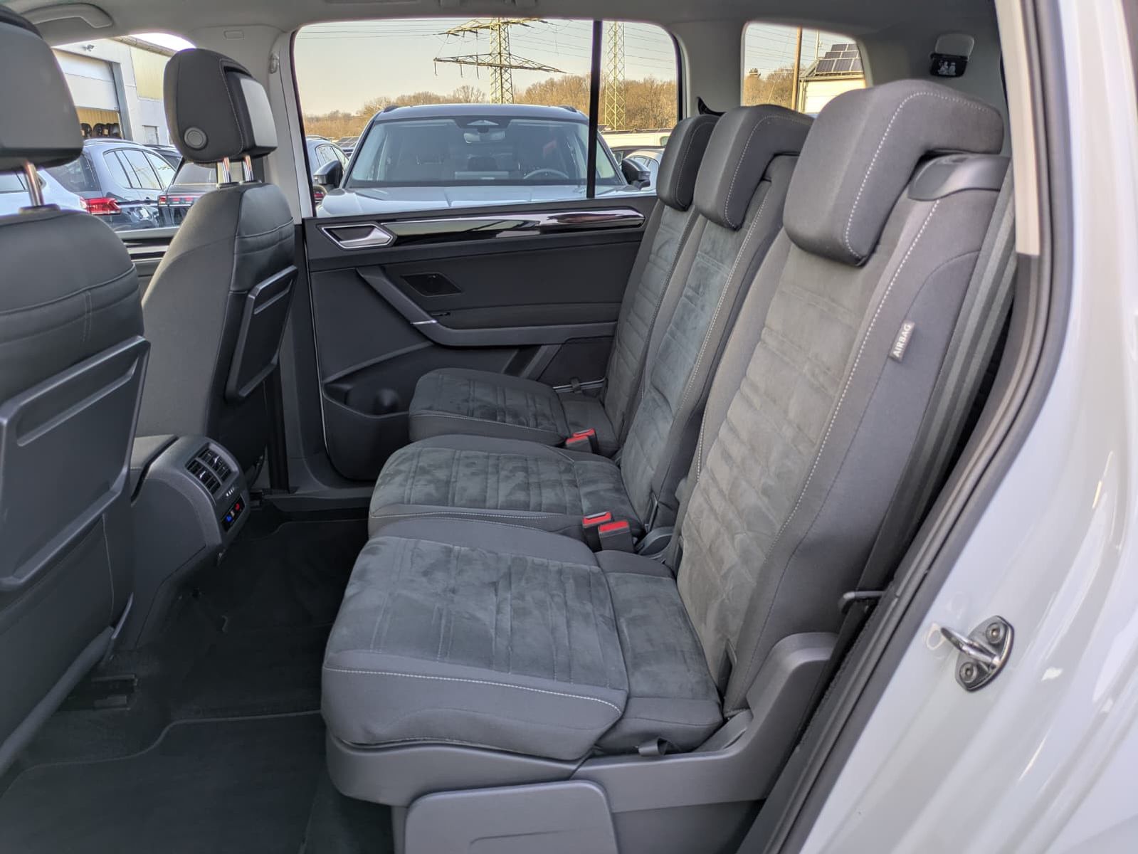 Fahrzeugabbildung Volkswagen Touran 2.0 DSG R-Line High BLACK Pano*7Si*IQ*AHK