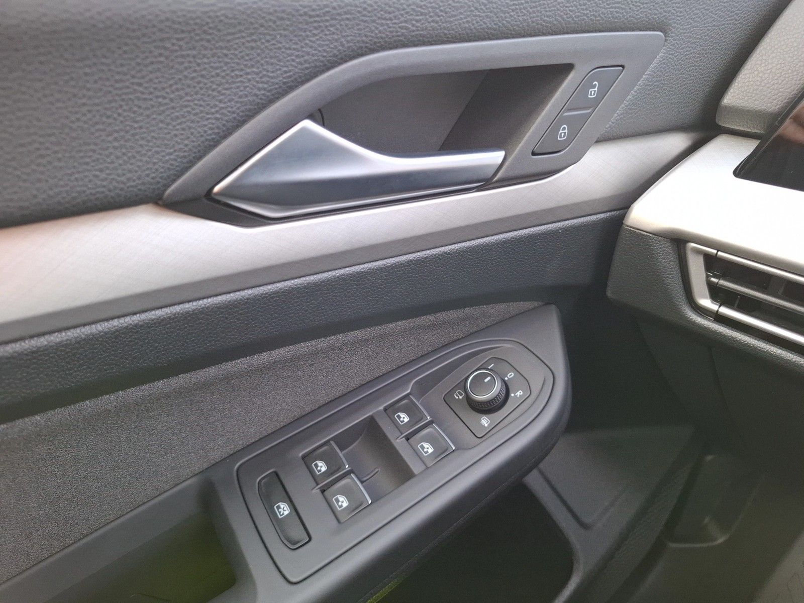 Fahrzeugabbildung Volkswagen Golf VIII Variant eTSI Life DSG LED AHK Navi AID