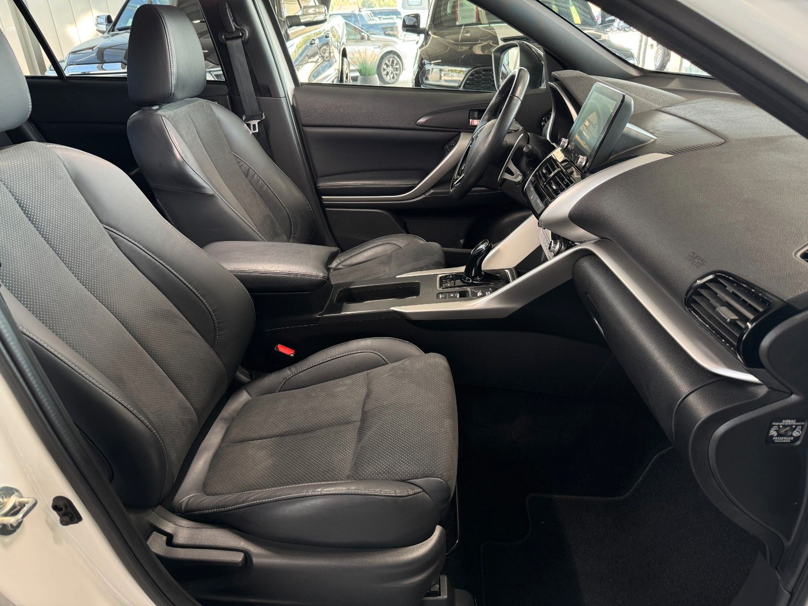 Fahrzeugabbildung Mitsubishi Eclipse Cross 2.4 PHEV Plus Select Black 4WD