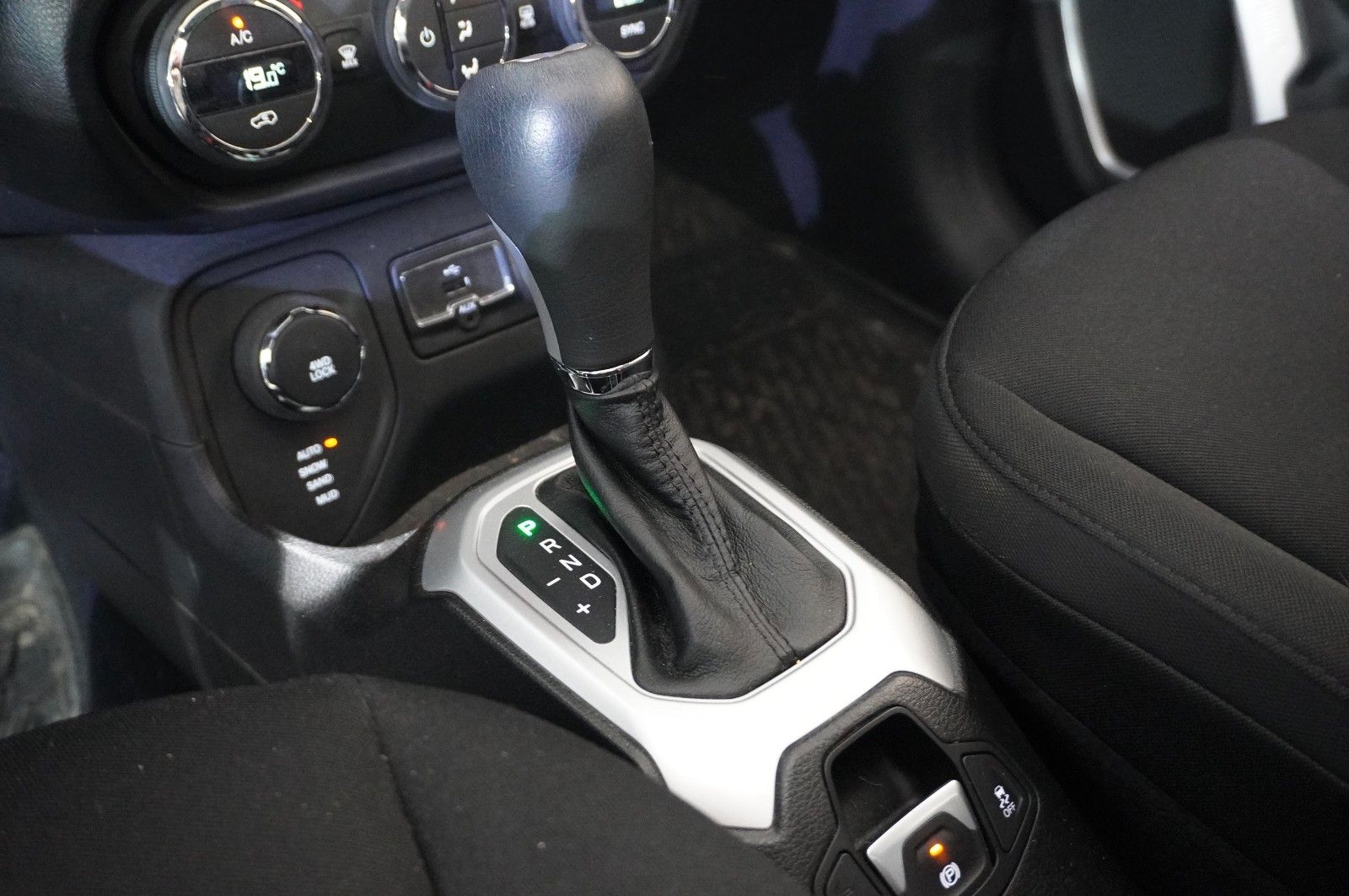 Fahrzeugabbildung Jeep Renegade 1.4 LIMITED 4WD BI-XENON/SHZ/PANO./DAB+