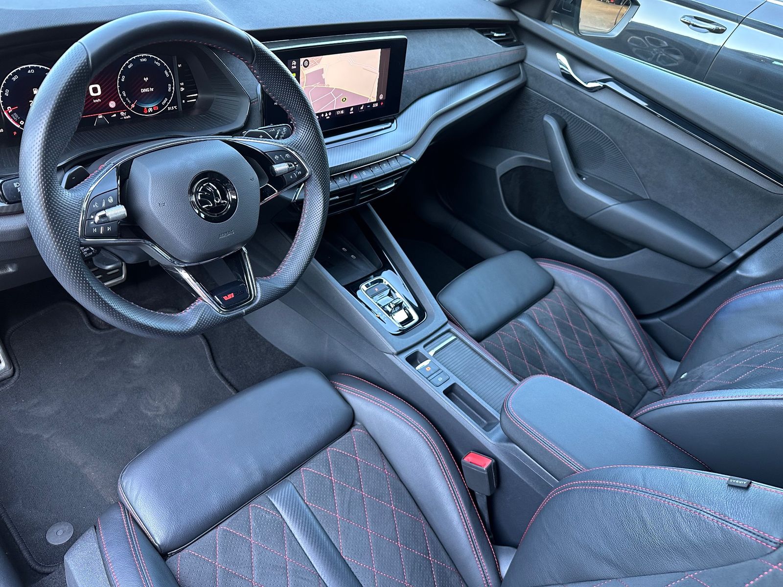 Fahrzeugabbildung SKODA Octavia Combi RS Plus NAV+MATRIX+AHK+ACC+HUD+1HD