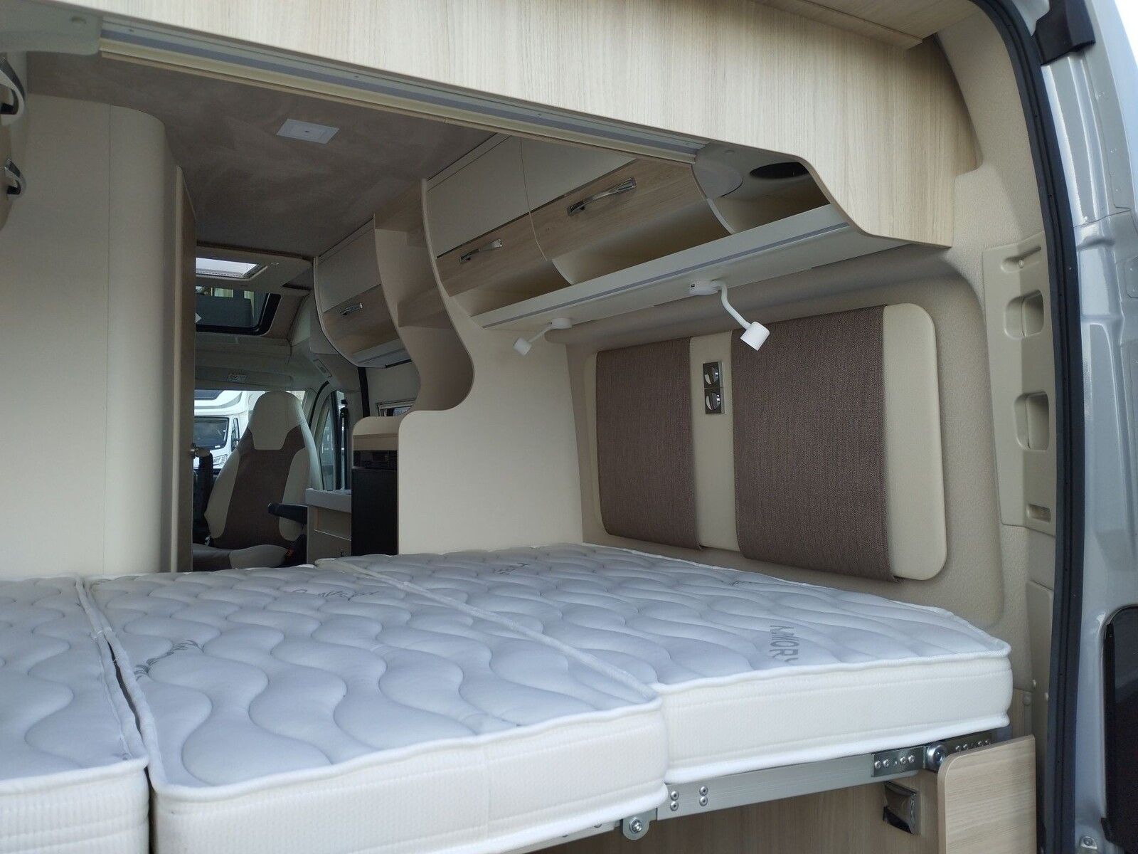 Fahrzeugabbildung Eura Mobil Van V 595 HB Alufelgen, RFK, Captain-Chair-Sitze