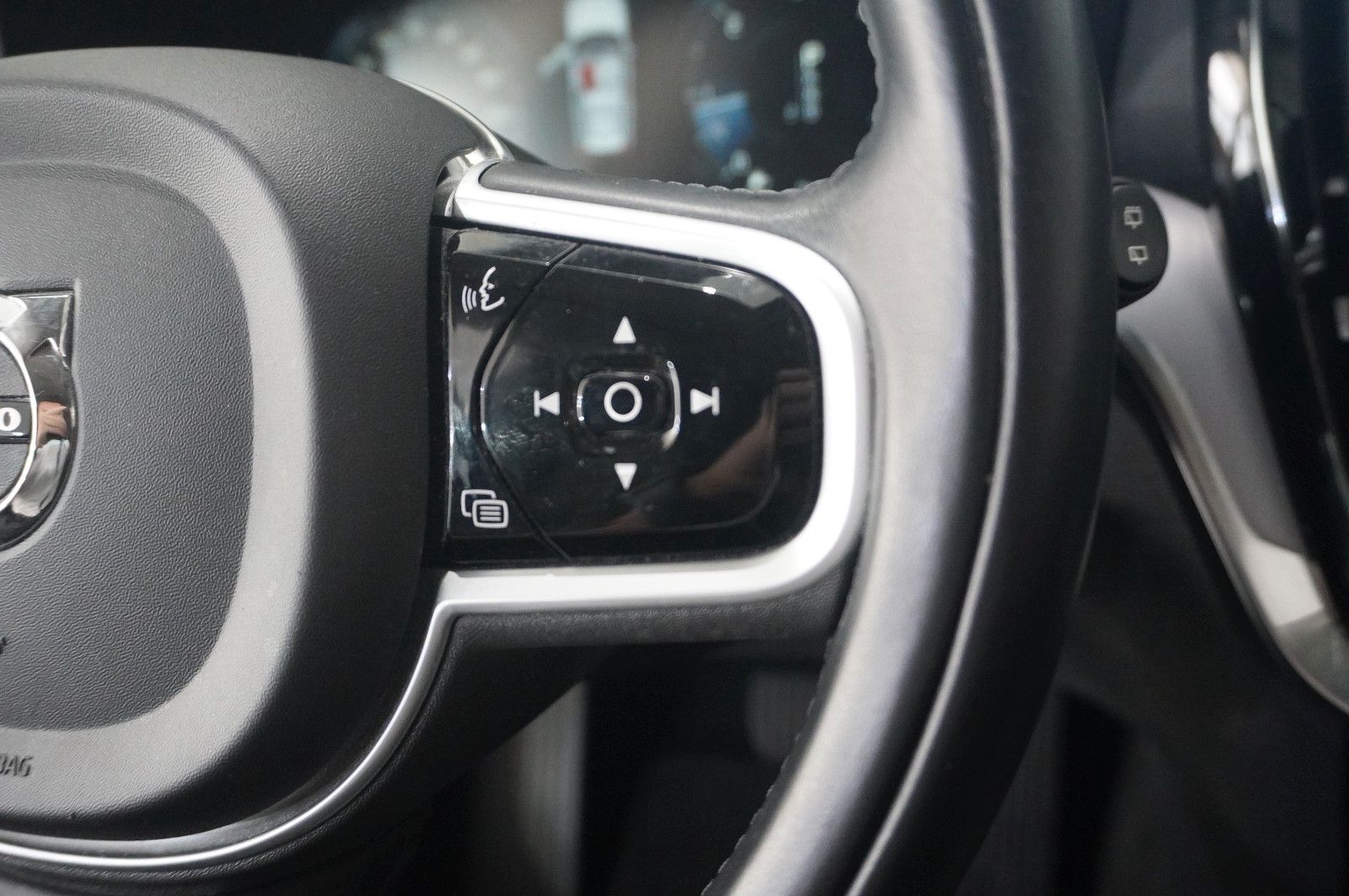 Fahrzeugabbildung Volvo V60 Kombi  MOMENTUM PRO NAVI/LED/KAMERA/SHZ/DAB+