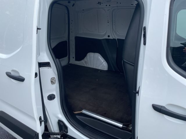 Fahrzeugabbildung Peugeot Partner 1.2 PureTech 110 Premium L1 3-Sitzer, Ei