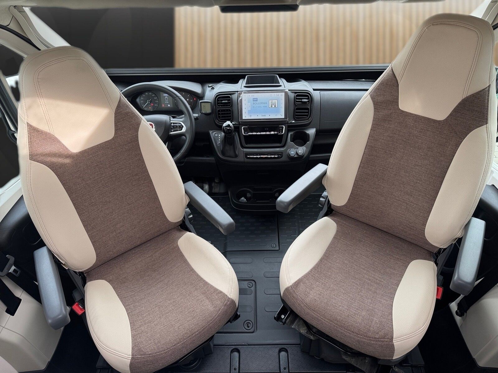 Fahrzeugabbildung Eura Mobil Van V 635 EB 180 PS, Skyroof, Automatik