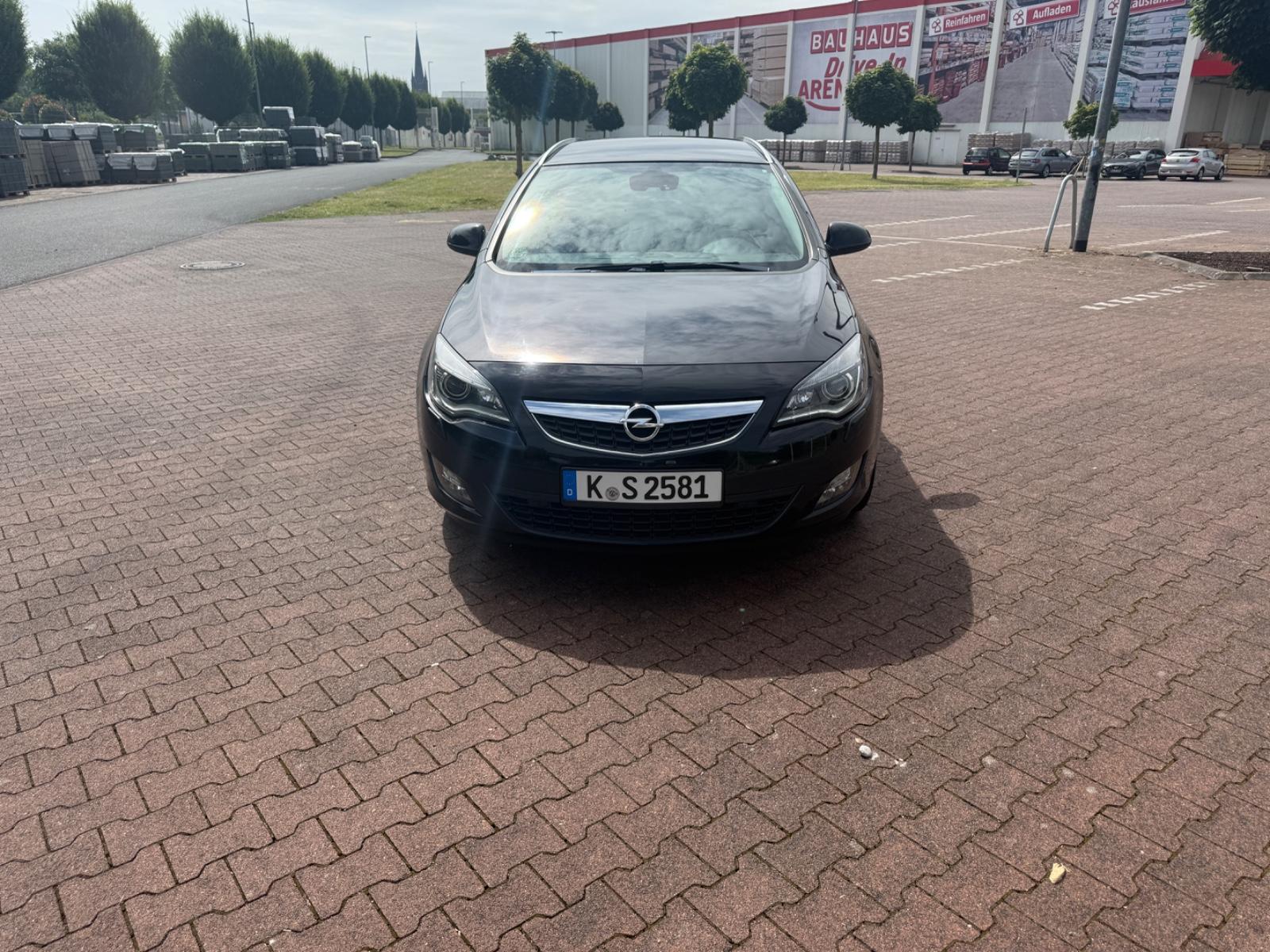 Opel Astra 2010 — rear view