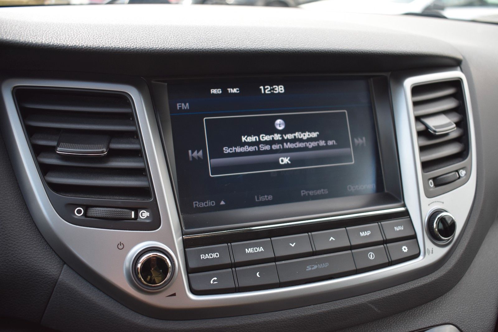 Fahrzeugabbildung Hyundai Tucson Style 2WD Panorama Dach Bluetooth Schaltr