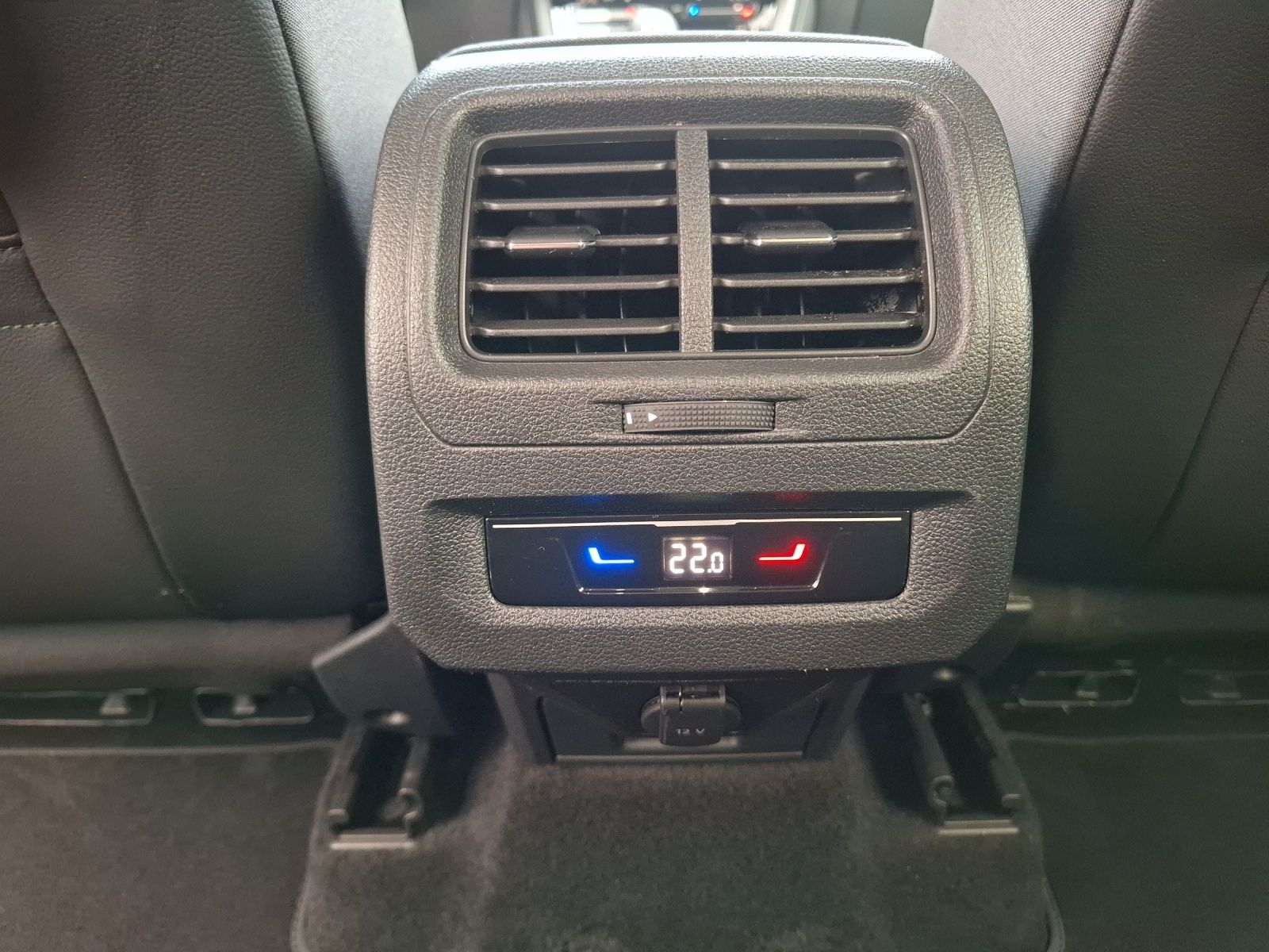 Fahrzeugabbildung Volkswagen Touran TSI Comfortline DSG R-Line LED Navi AID A
