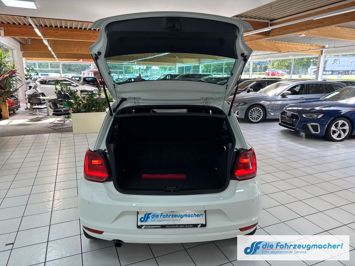Fahrzeugabbildung Volkswagen Polo V Original 1.2TSI DSG Pano Kamera Navi LED