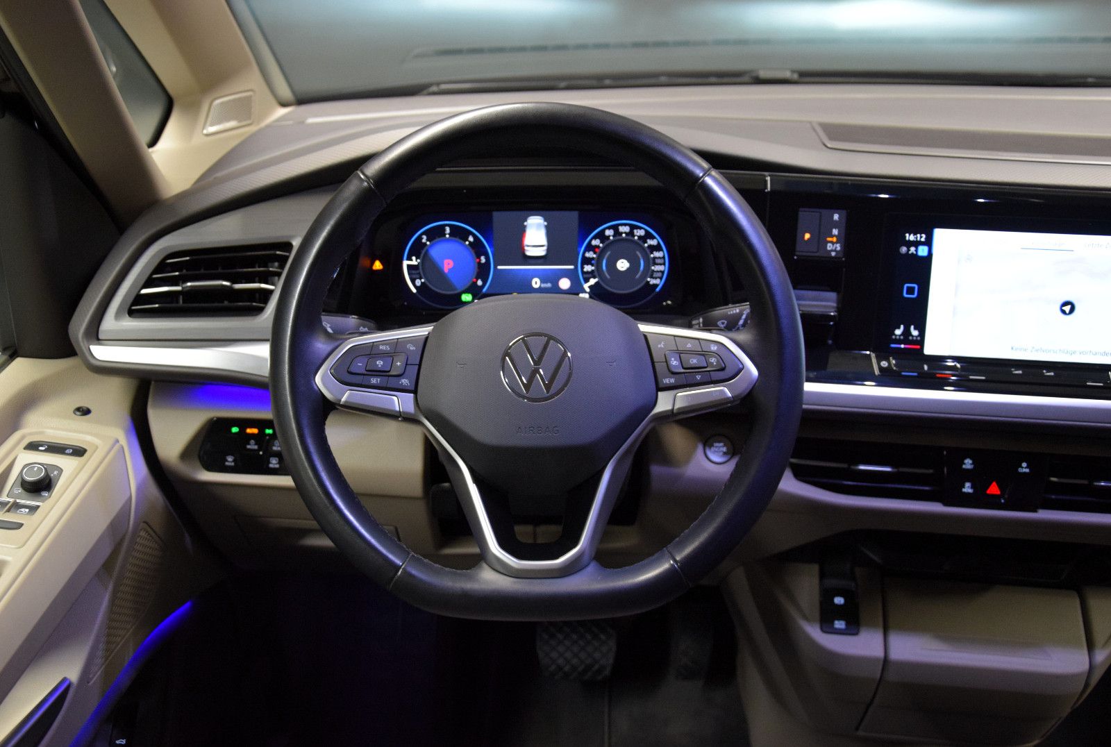 Fahrzeugabbildung Volkswagen T7 Multivan Edition lang Matrix AHK Standheiz