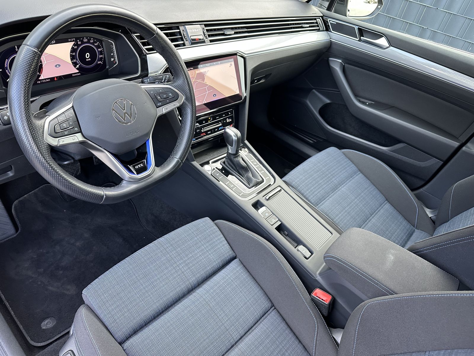 Fahrzeugabbildung Volkswagen Passat Variant 1.4 TSI DSG GTE NAV+LED+ACC+VCOCK