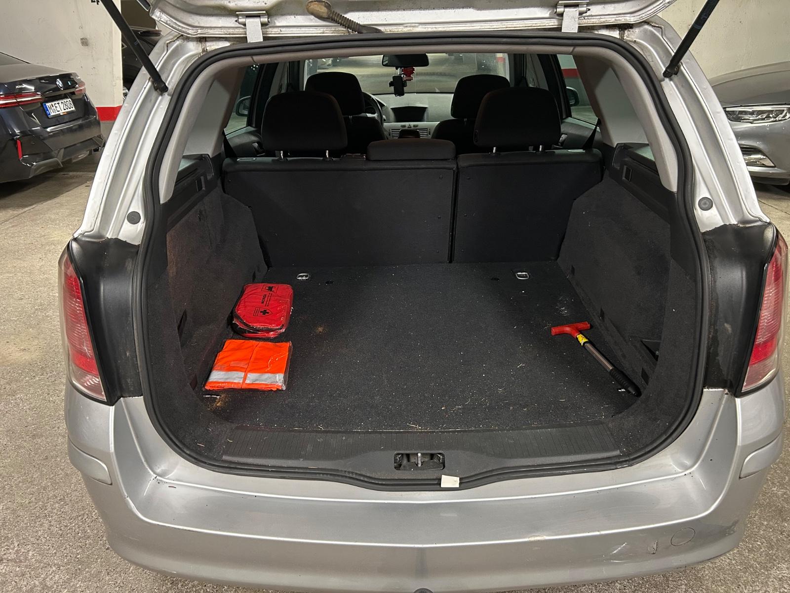 Opel Astra 2009 — photo 12