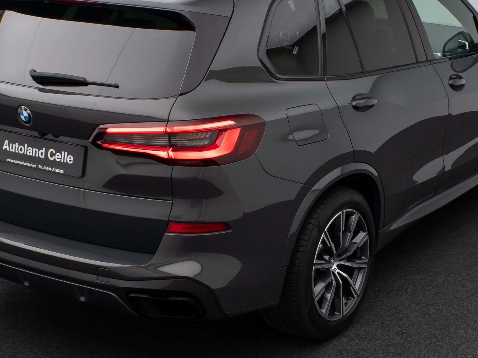Fahrzeugabbildung BMW X5 xD30d M Sport Kamera HUD DAB HiFi Komfort 20"
