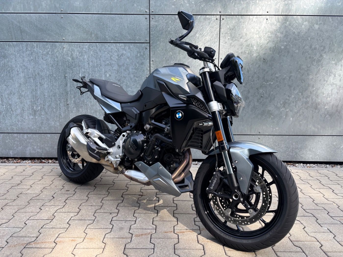 Fahrzeugabbildung BMW F 900 R kurzer Kennzeichenhalter, Lenkerendspieg