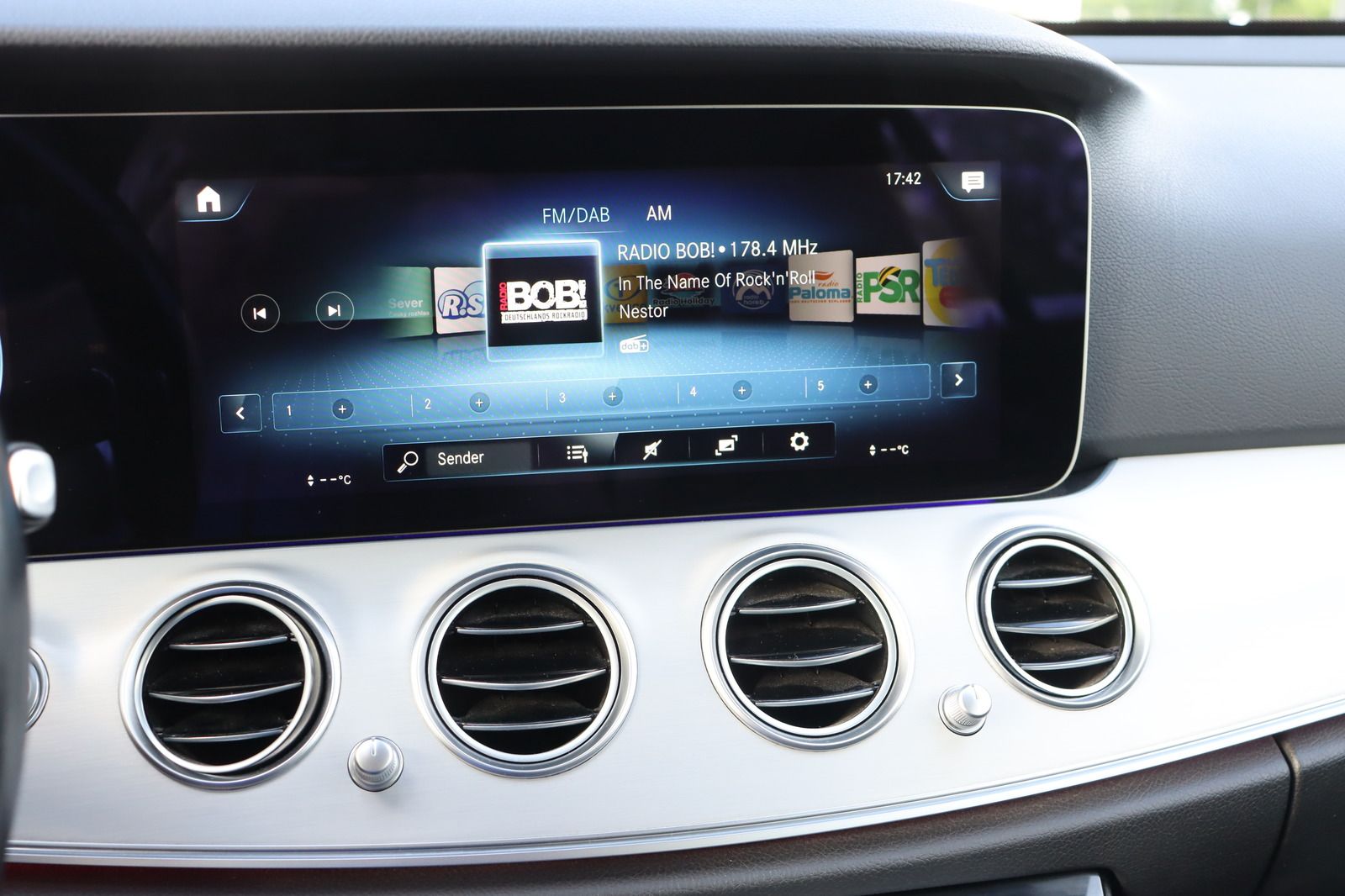 Fahrzeugabbildung Mercedes-Benz E 220 T d  * LED * DAB * Widescreen