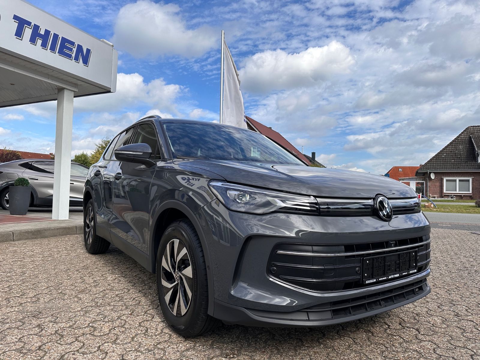 Fahrzeugabbildung Volkswagen Tiguan 1.5 eTSI Life DSG AHK/360°/APP/ACC/Keyles