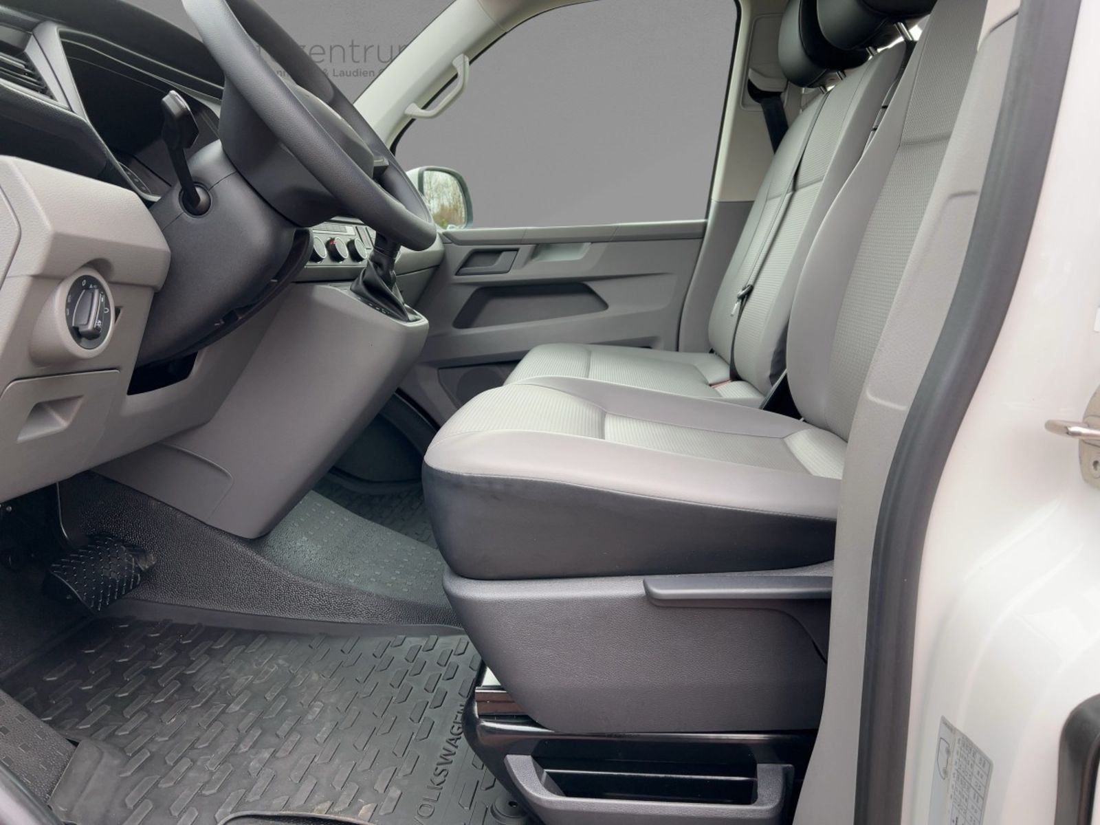 Fahrzeugabbildung Volkswagen T6.1 Caravelle 2.0 TDI Comfortline lang Klima DA