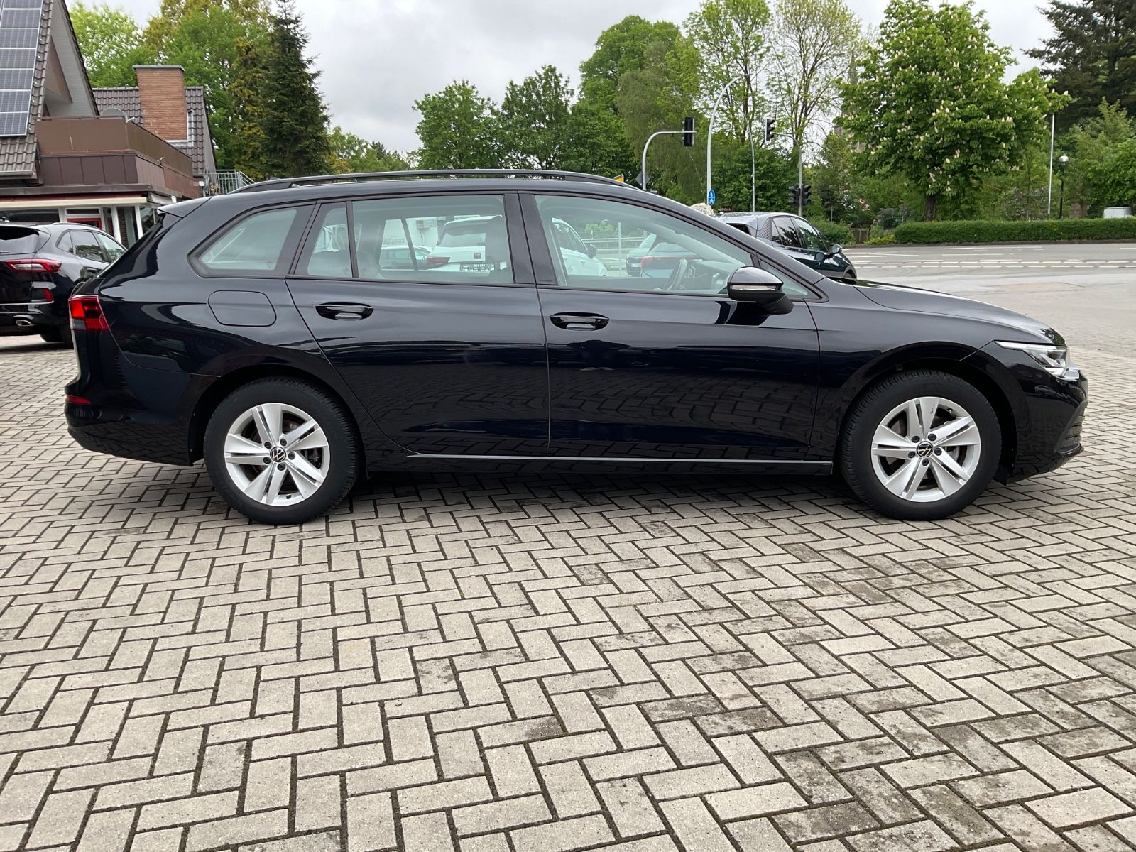Fahrzeugabbildung Volkswagen Golf Variant 1.5 eTSI DSG Life,LED,AHK,ACC,carpl