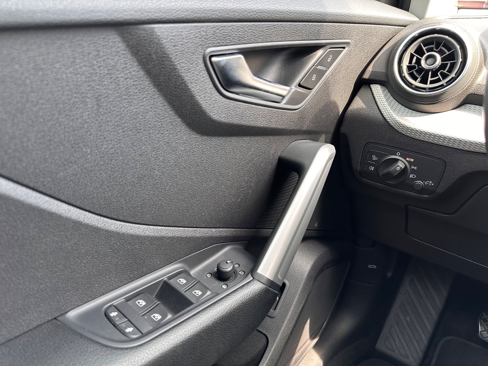 Fahrzeugabbildung Audi Q2 35 TFSI Navi/Virtual/APP/eHeck/RFK/PDC/LED