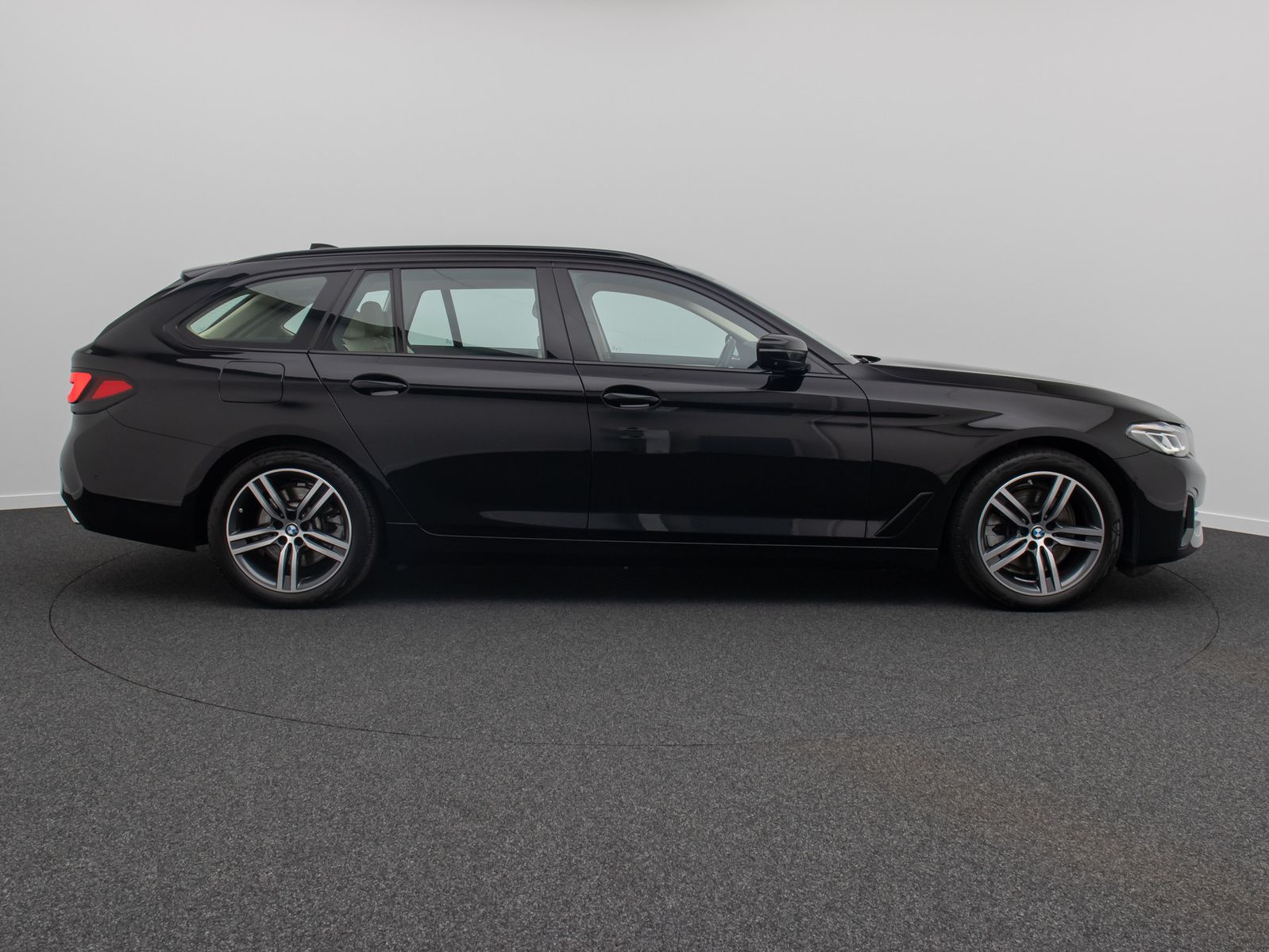 Fahrzeugabbildung BMW 520d Panorama 360° HUD DAB Komfort Alarm AHK LED