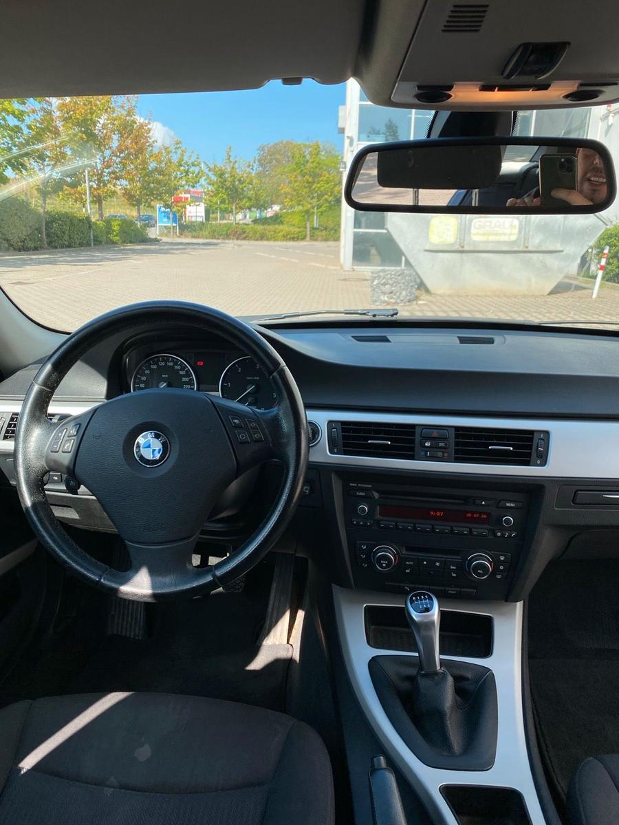 BMW 320 2011 — photo 10
