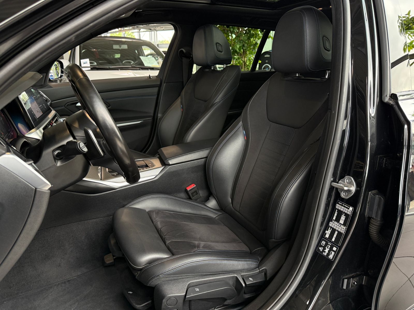 Fahrzeugabbildung BMW 320d xDrive M Sport PANO KAM LED