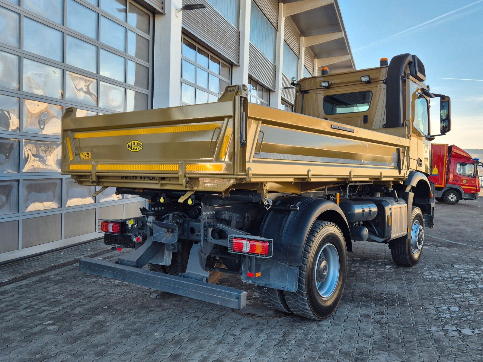 Fahrzeugabbildung Mercedes-Benz Arocs 1836 AK 4x4 Meiller AHK