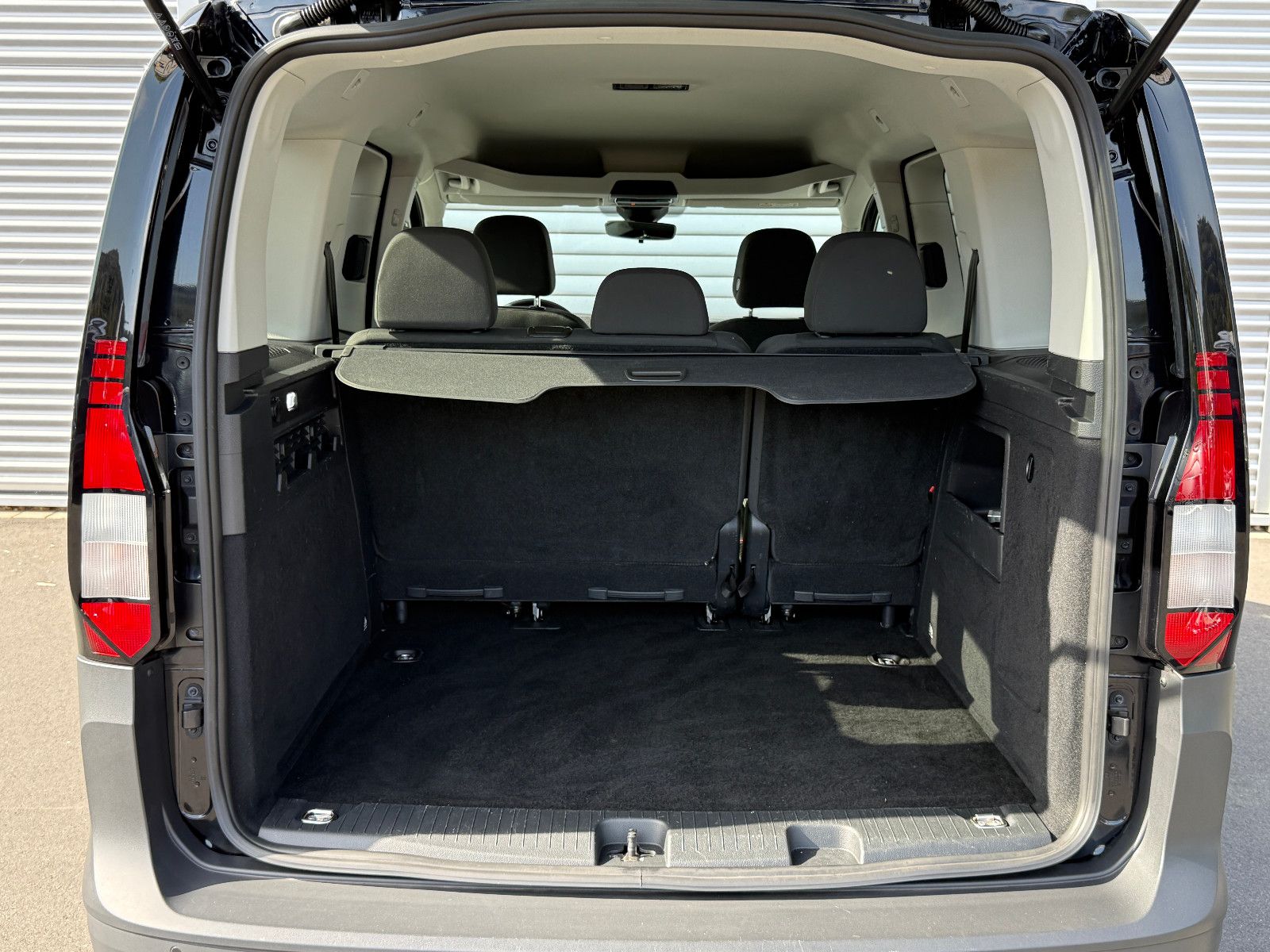 Fahrzeugabbildung Volkswagen Caddy 2.0 TDI DSG AHK DAB GRA Navi Kamera SHZ