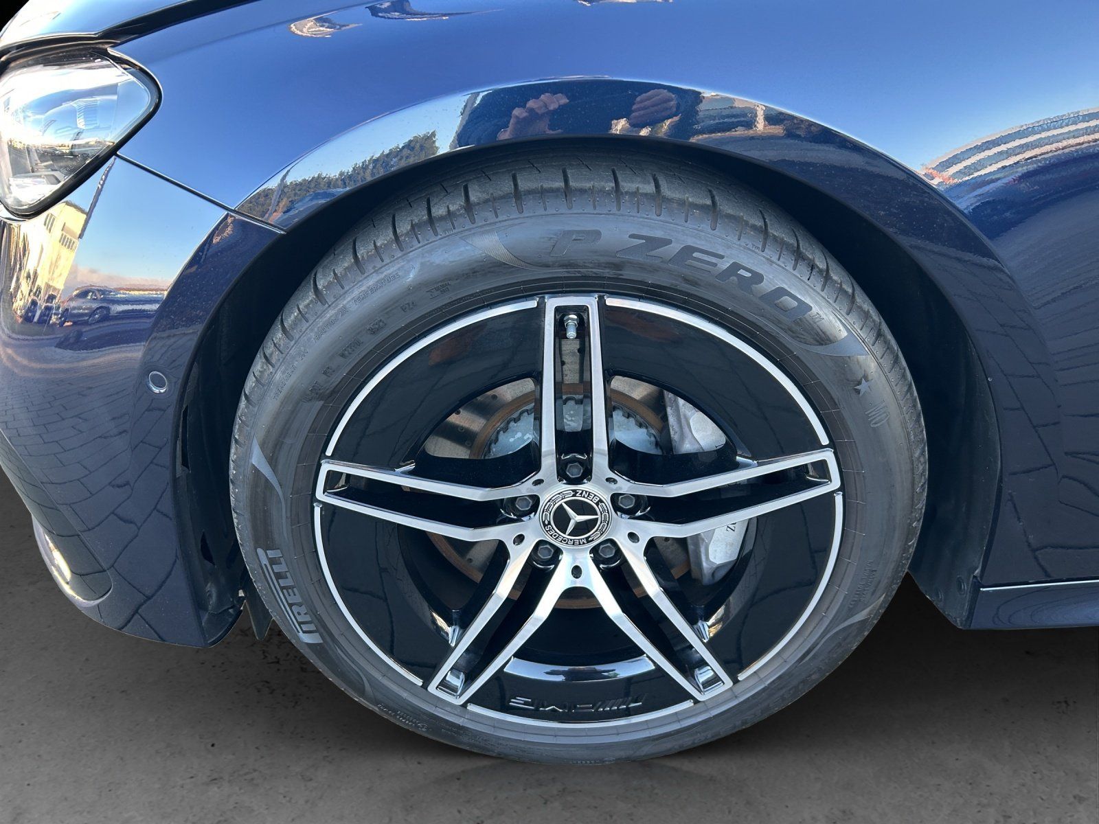 Fahrzeugabbildung Mercedes-Benz E220d T AMG Adva+ DISTRO Pano AHK Sitzklim KeyGo