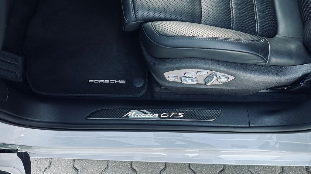 PORSCHE Macan 2024