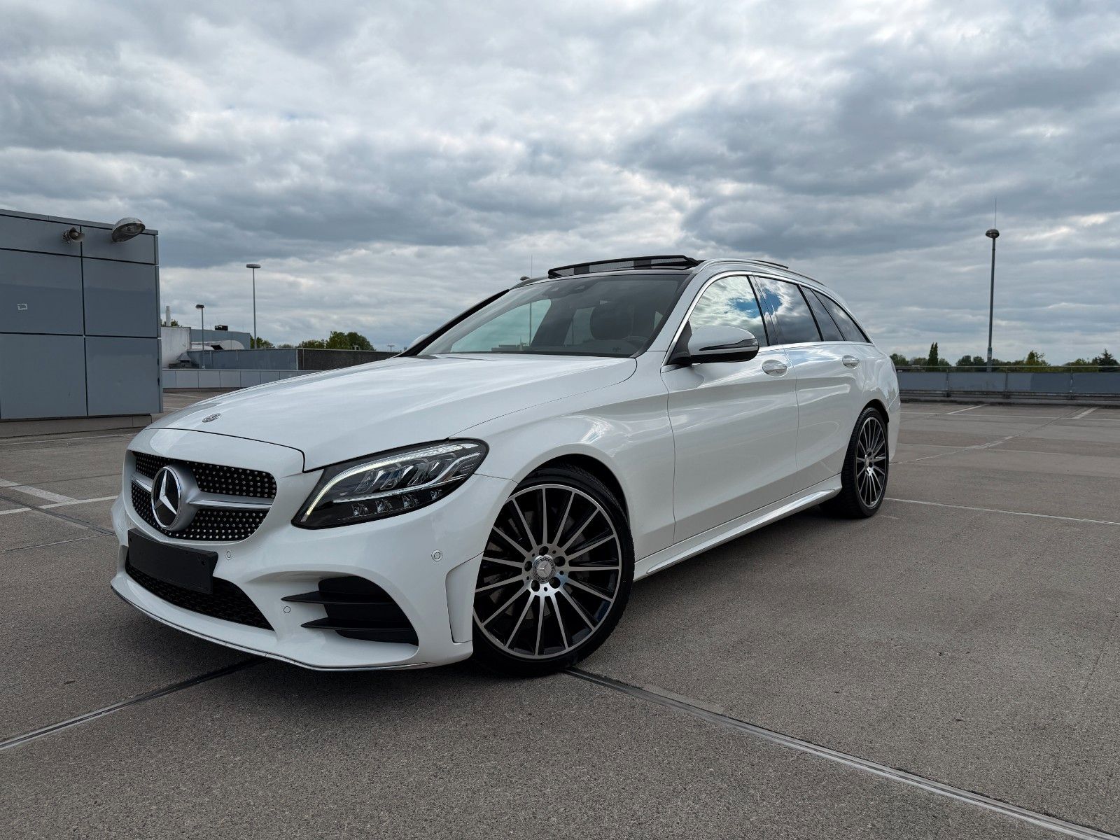 MERCEDES-BENZ C 300 d T AMG Panorama Kamera Burmester 19 Zoll