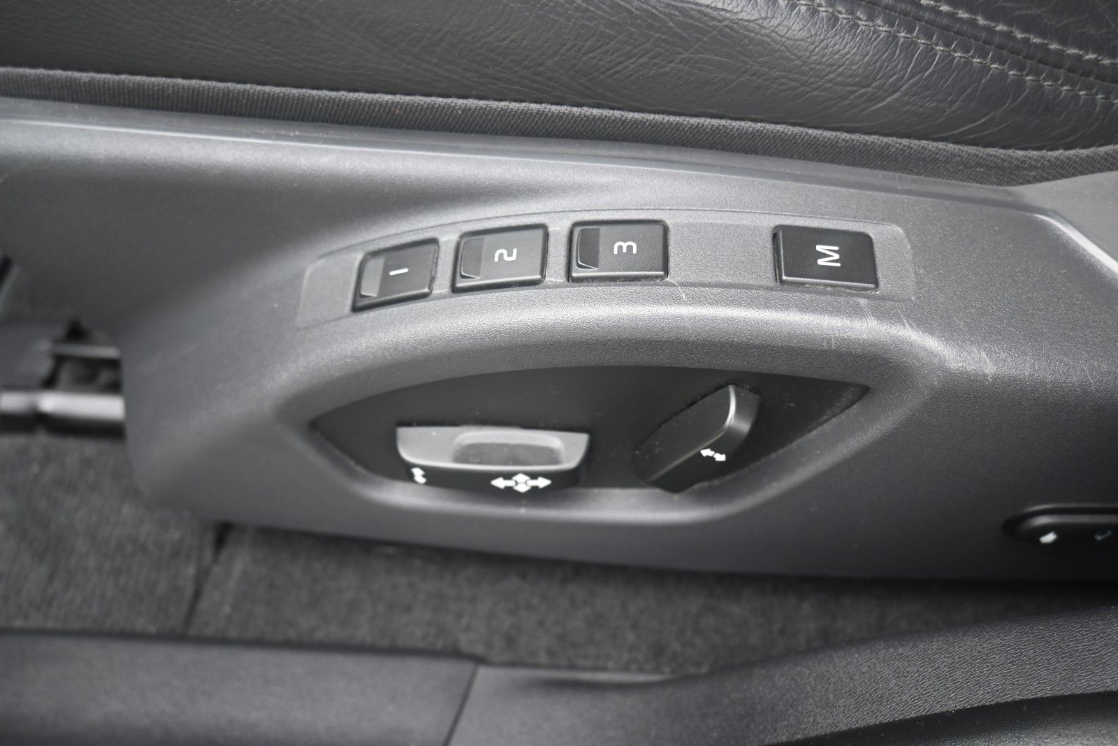 Fahrzeugabbildung Volvo XC60 D3 Autom. FWD Summum*Bi-Xenon*RFK*BLIS
