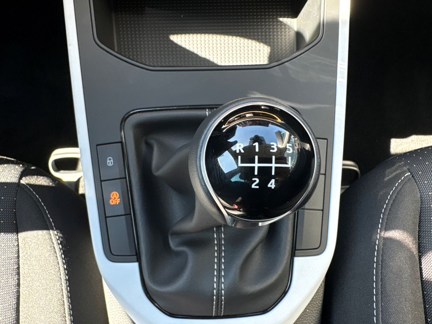 Fahrzeugabbildung SEAT Arona Style Navi Digitales Cockpit LED Apple Car