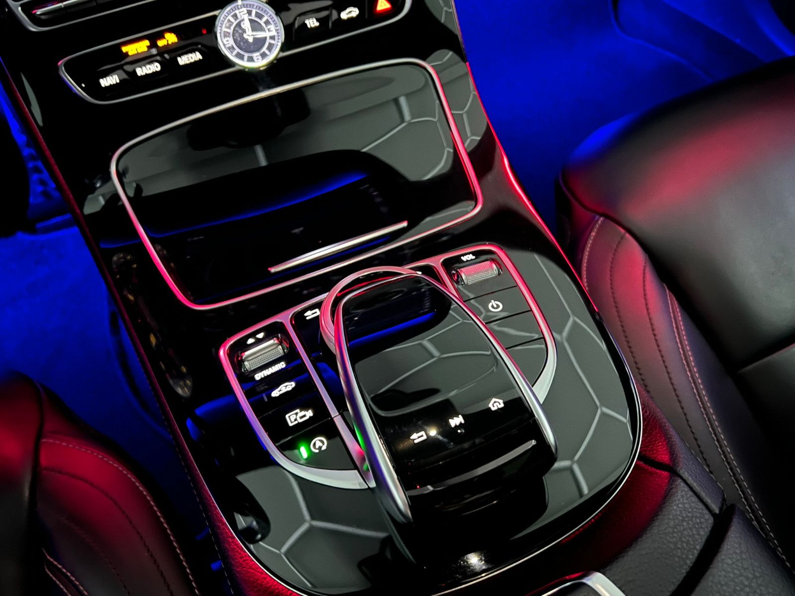 Fahrzeugabbildung Mercedes-Benz E350d AMG-LINE/PANO/BURMESTER/WIDESCREEN/AMBIENT