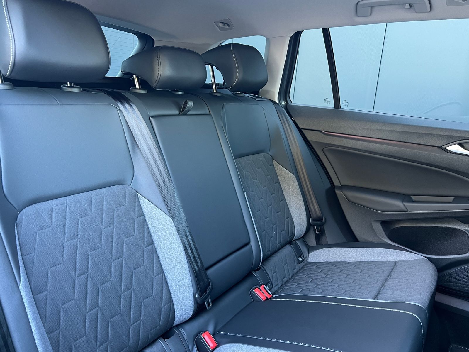 Fahrzeugabbildung Volkswagen Golf Variant  Life 1.5 eTSI DSG *AHK, Plus-Paket