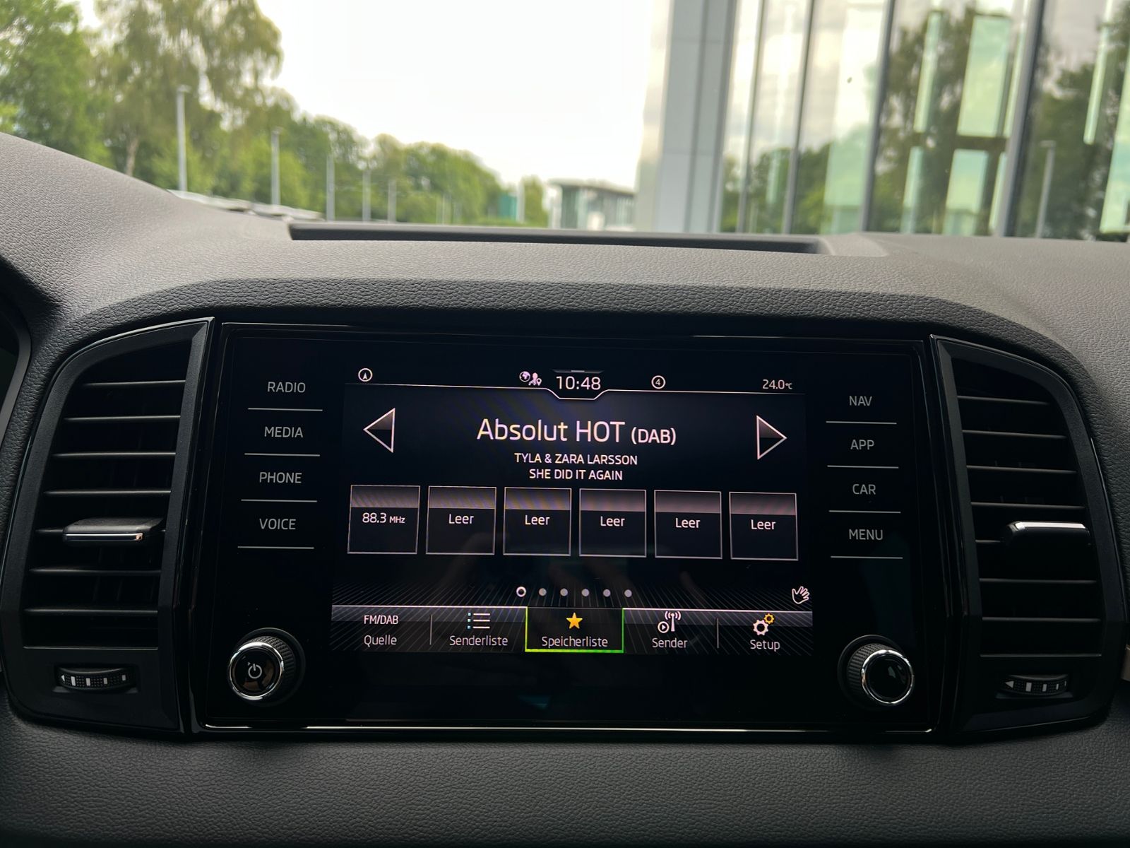 Fahrzeugabbildung SKODA Karoq Balance 1.5 TSI *AHK, ACC, Rückfahrkamera,