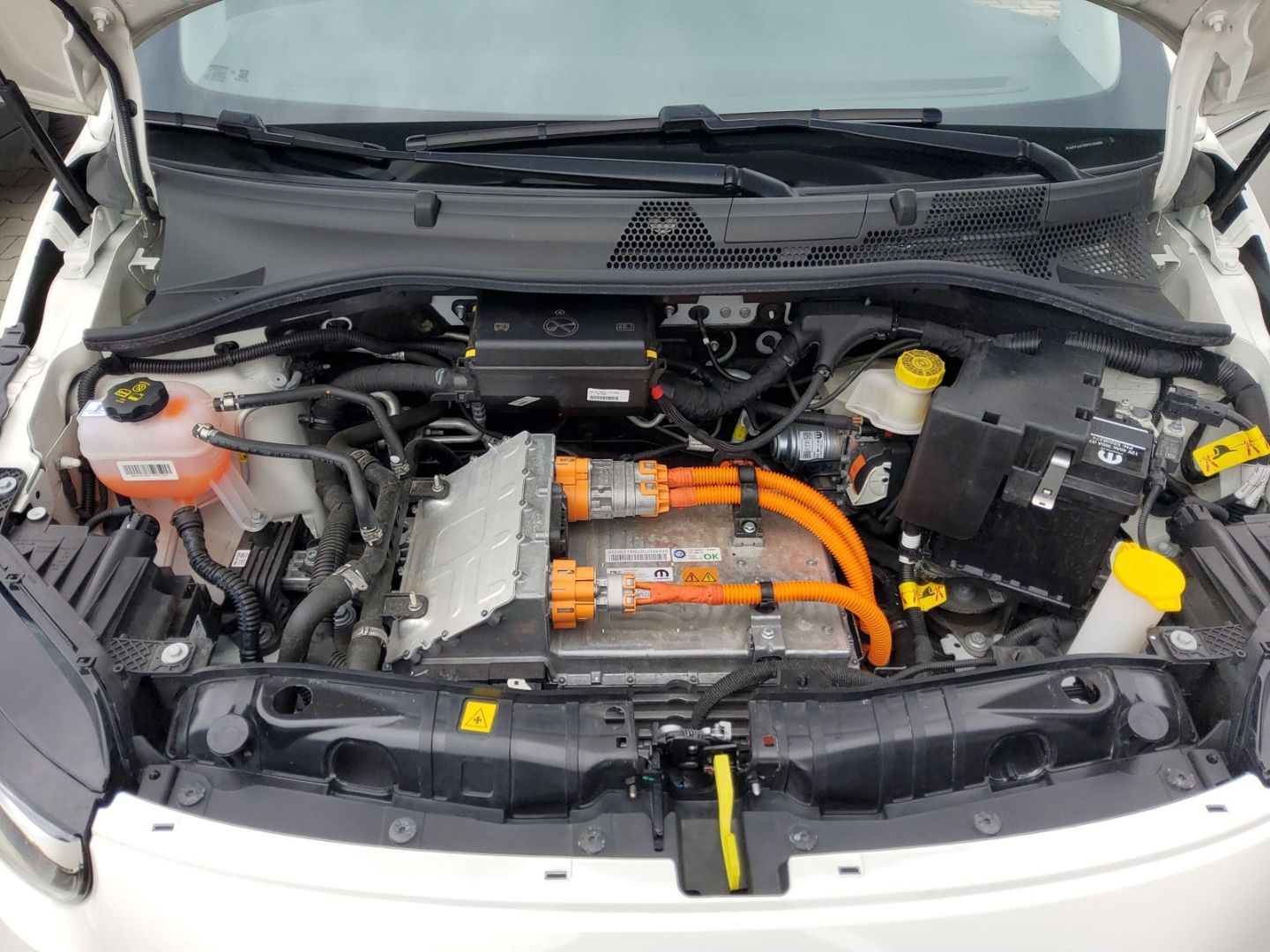 Fahrzeugabbildung Fiat 500e Elektro Komfort und Style Paket