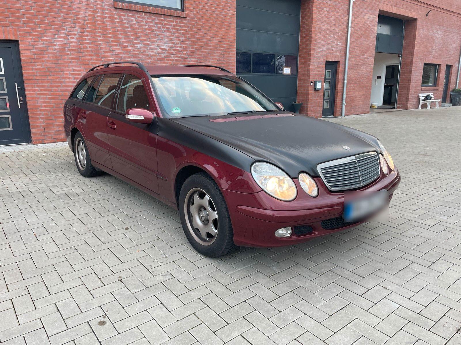 Mercedes-Benz E200 2004 — rear view