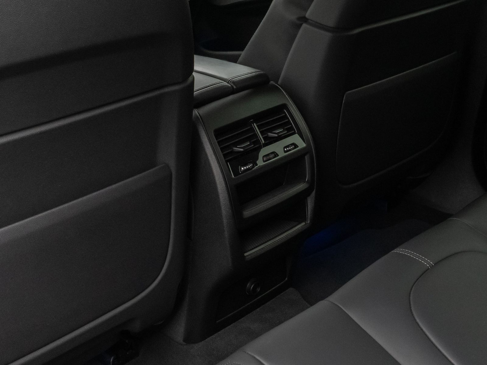Fahrzeugabbildung BMW X6 xD30d M Sport DAB 360°DisplKey AHK Alarm 22"