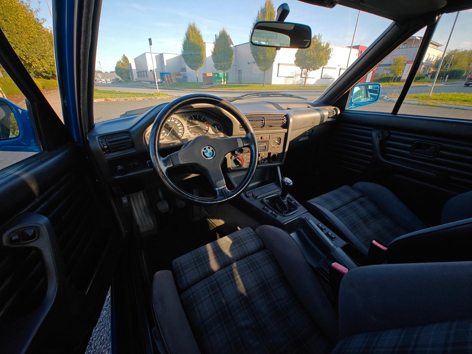 Fahrzeugabbildung BMW 318i Cabrio E30 - Lack NEU, Verdeck NEU