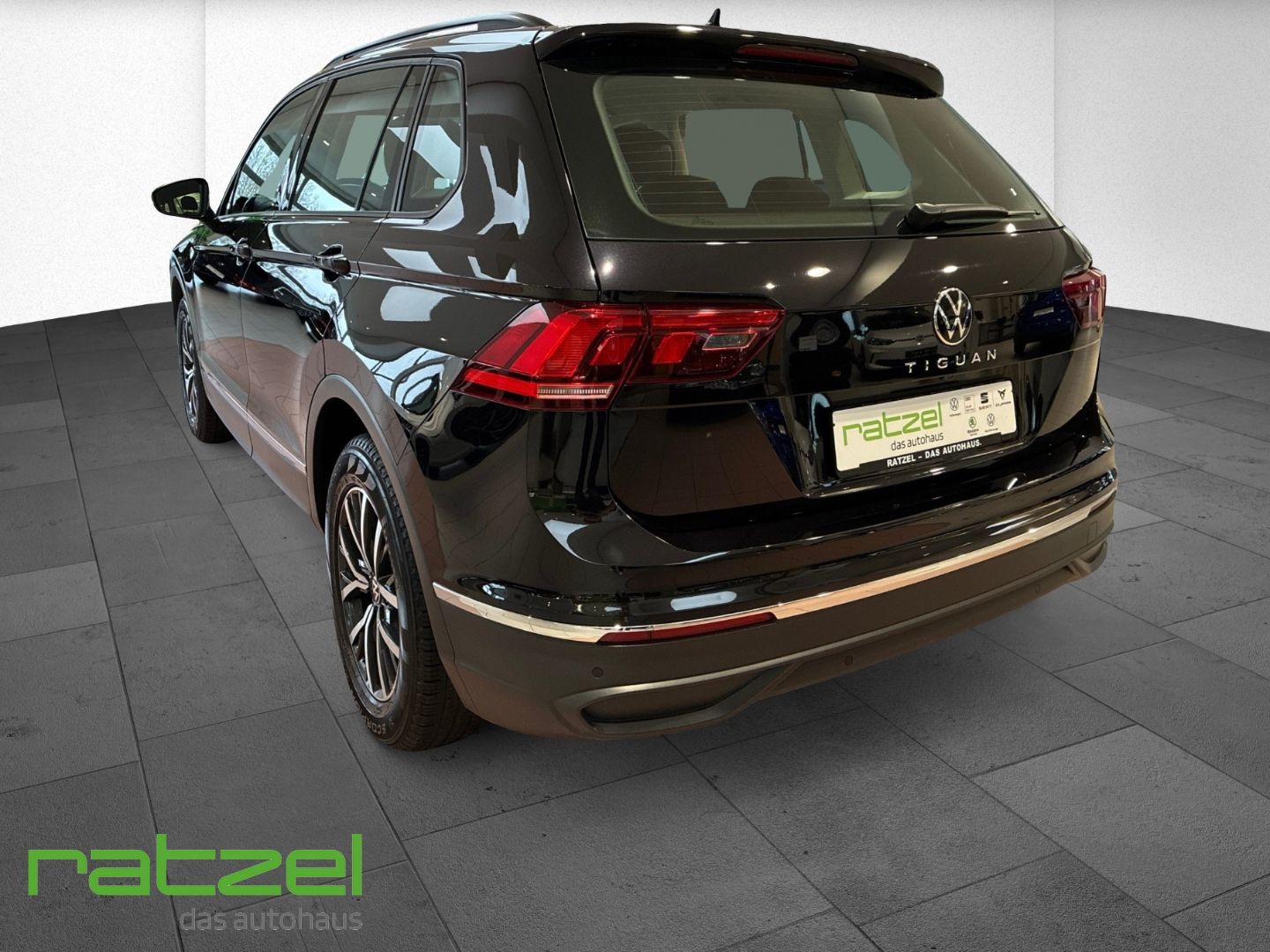 Fahrzeugabbildung Volkswagen Tiguan Life 2.0 TDI DSG AHK-klappbar Navi LED AC