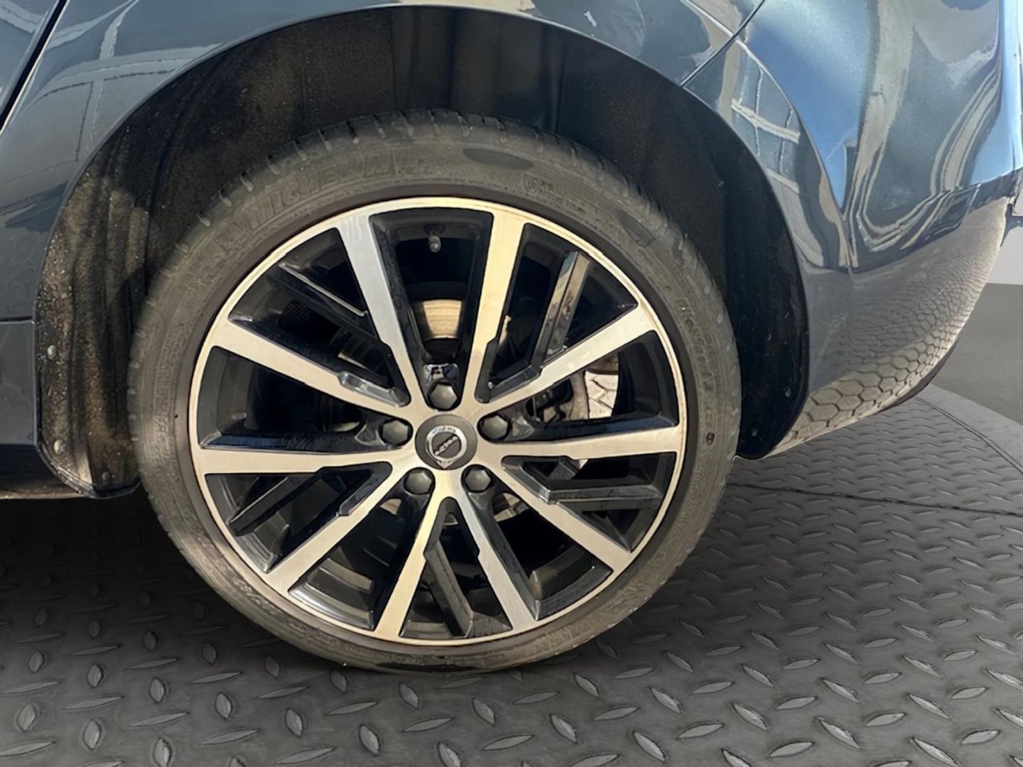 Fahrzeugabbildung Volvo V40 Momentum Navi Soundsystem LED Kurvenlicht Sp