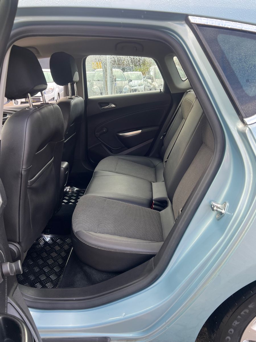 Fahrzeugabbildung Opel Astra J Lim. 5-trg. Cosmo AUTOMATIK