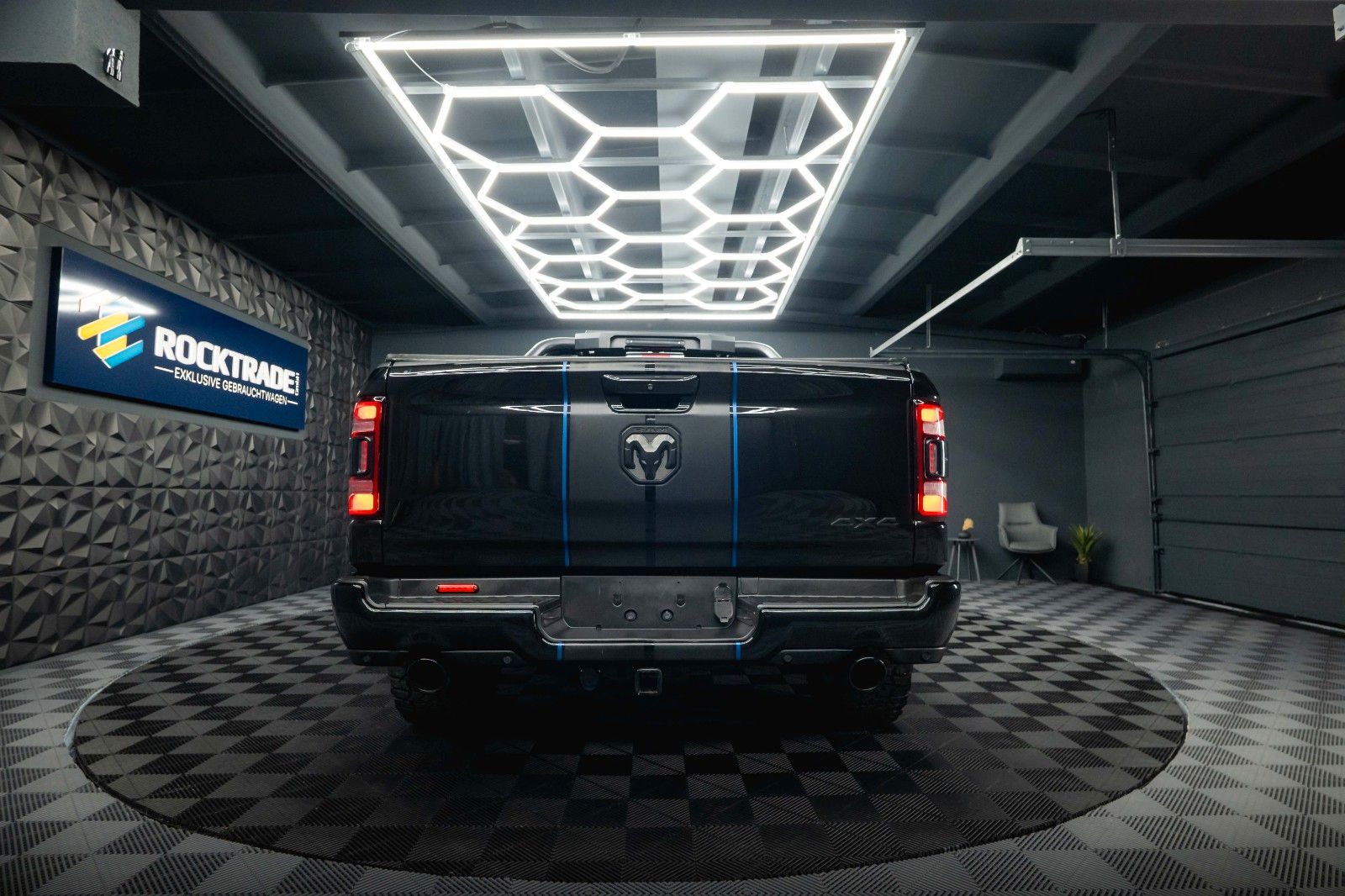 Fahrzeugabbildung Dodge RAM 5.7 V8 HEMI 4x4 OFFROAD Night-Paket LONGBED