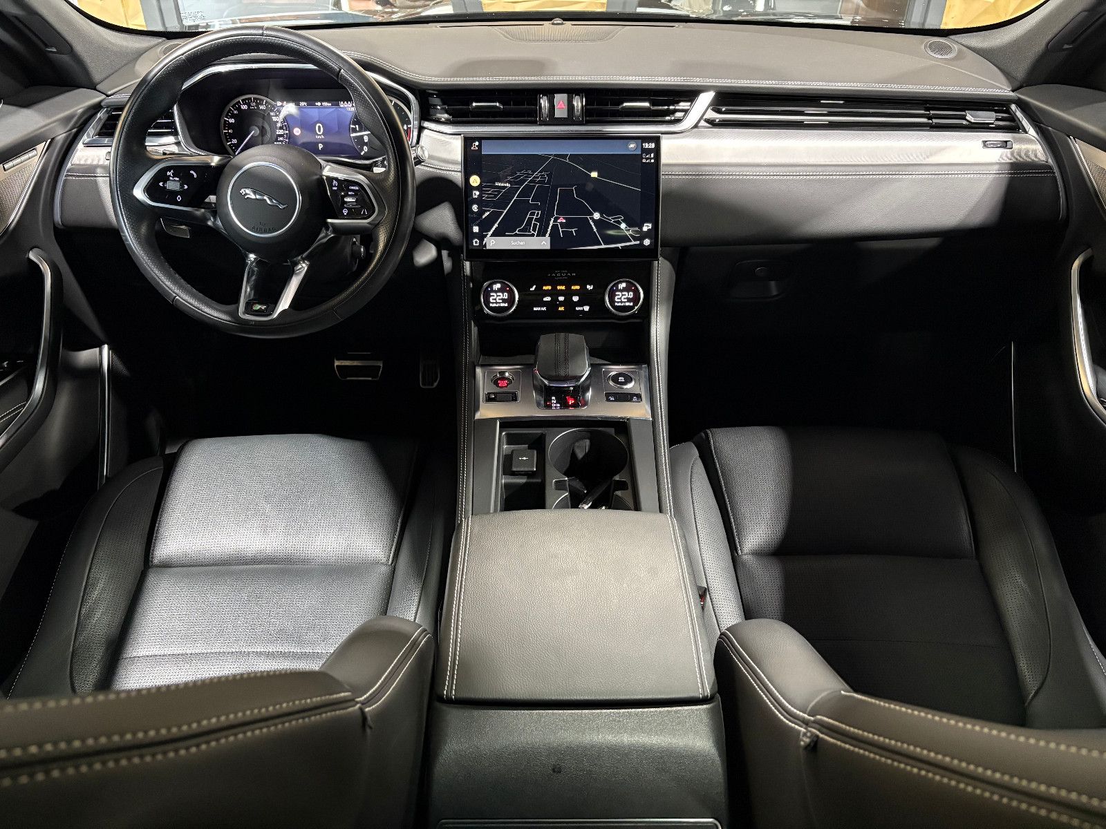 Fahrzeugabbildung Jaguar F-PACE R-Dynamic SE AWD/D300/PANO/APPLE/MEMORY/