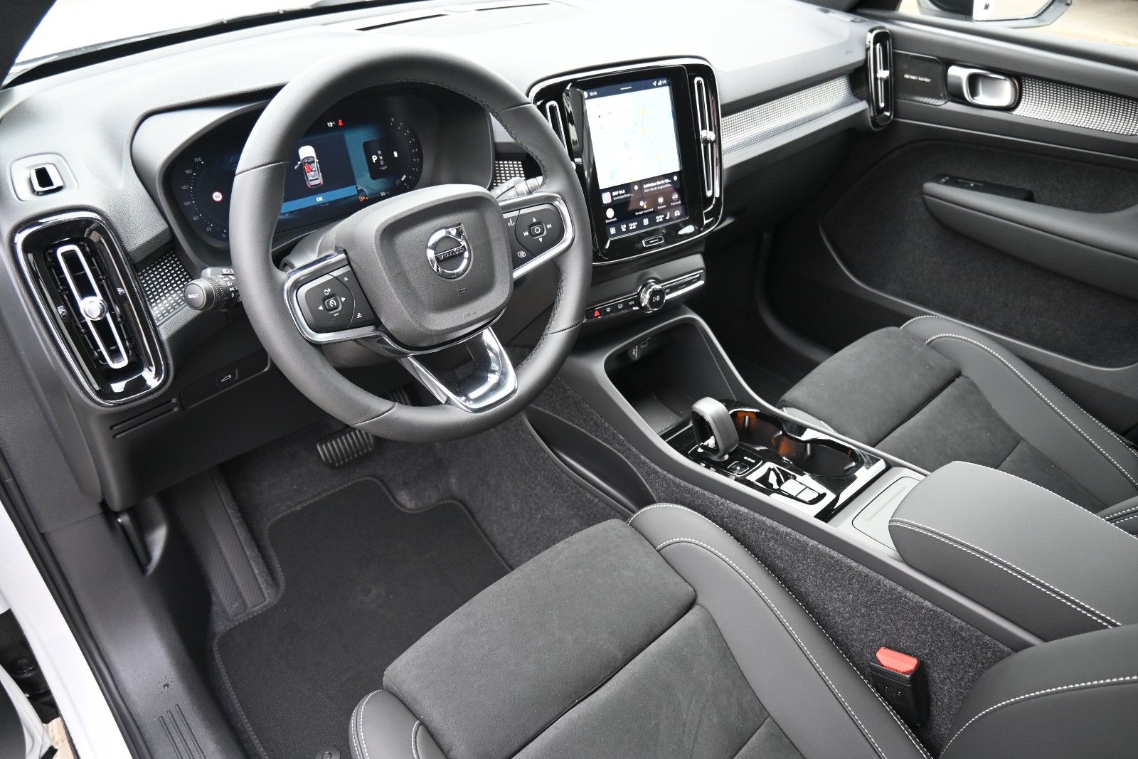 Fahrzeugabbildung Volvo XC40 B4 DKG Plus Black Edition*FSHZG*H&K*ACC*AHK