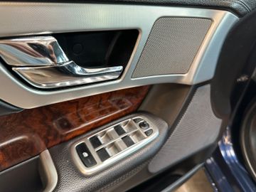 Jaguar XF *Keyless*AHK*BI-XENON*Leder*2-Zonen*