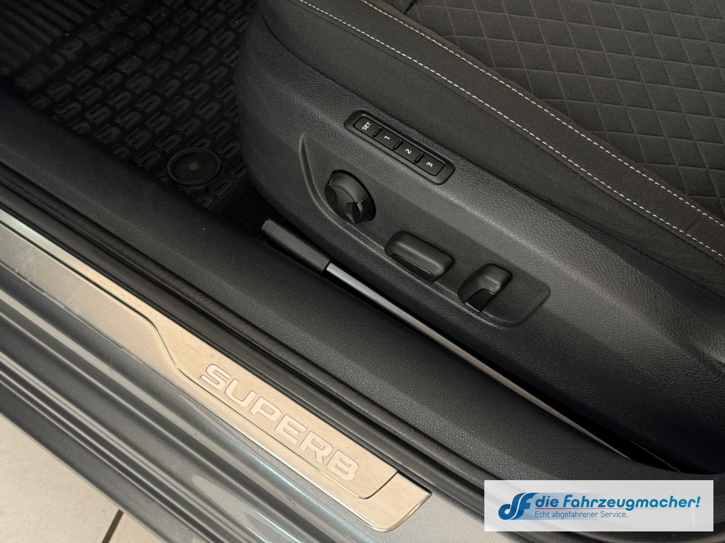 Fahrzeugabbildung SKODA Superb Combi Ambition Digitales Cockpit LED Sper