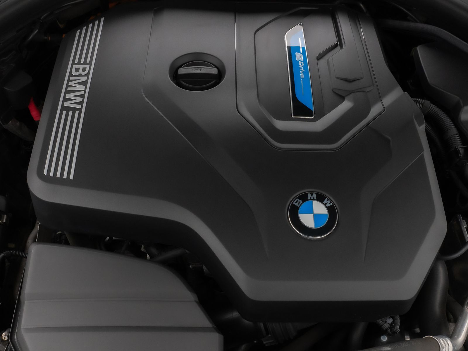 Fahrzeugabbildung BMW 330e xD M Sport Panorama Kamera HUD H/K AHK 19"